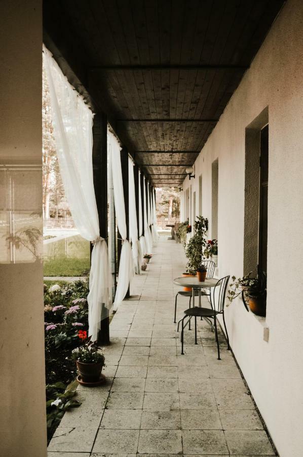 Akmens Stasti / Stone Stories Hotel Kaltene Екстериор снимка